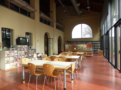 foto del salone di lettura della biblioteca