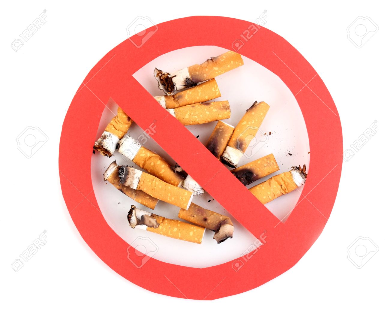 Simbolo di divieto con mozziconi di sigarette
